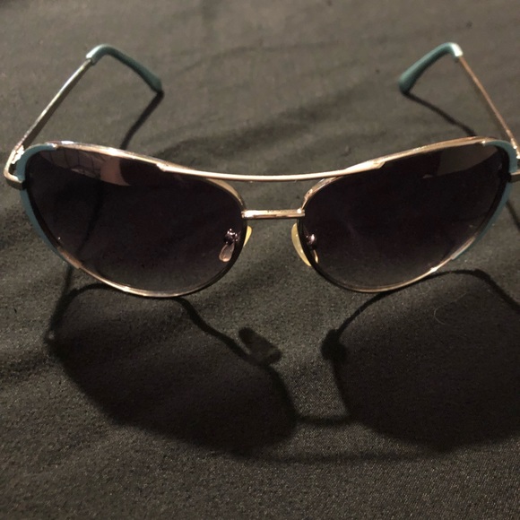 Maurice’s Aviator Sunglasses - Picture 3 of 6